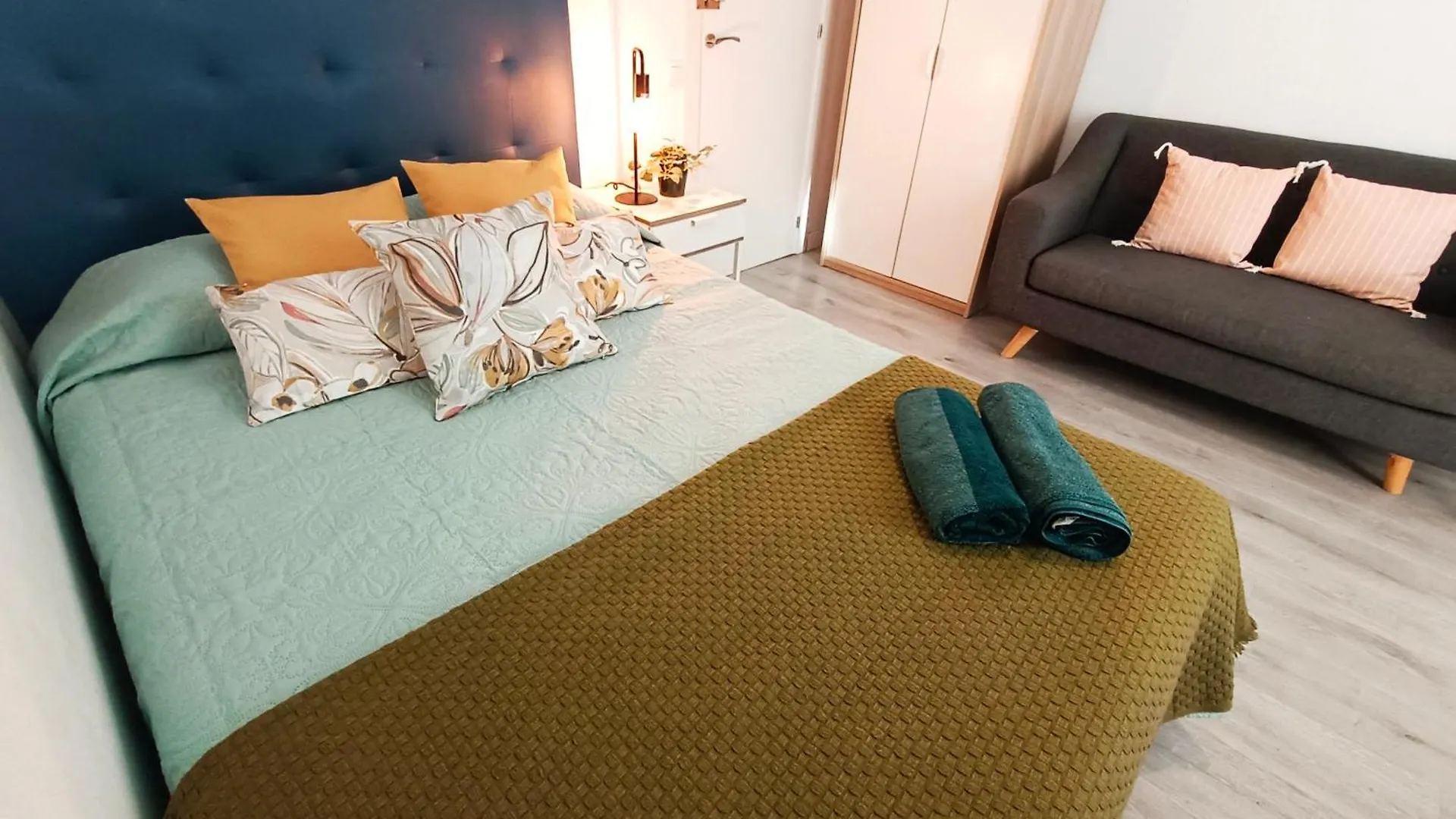 Hostel Private Rooms In Heart Of Barcelona